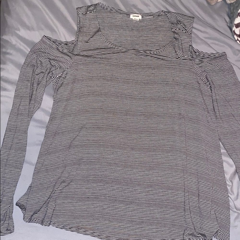 Long sleeve with shoulder cut out